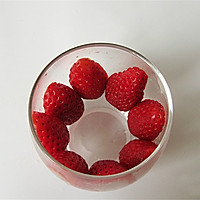 美容养颜~~草莓酸奶饮的做法图解3