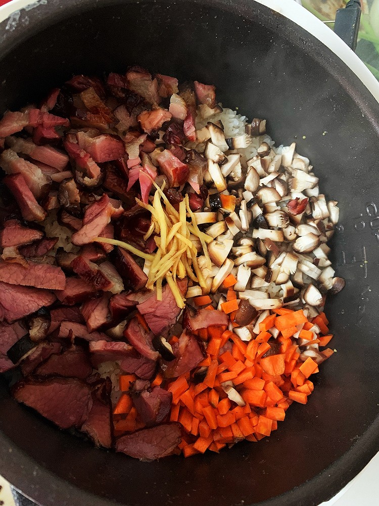 熏羊腿肉焖饭的做法