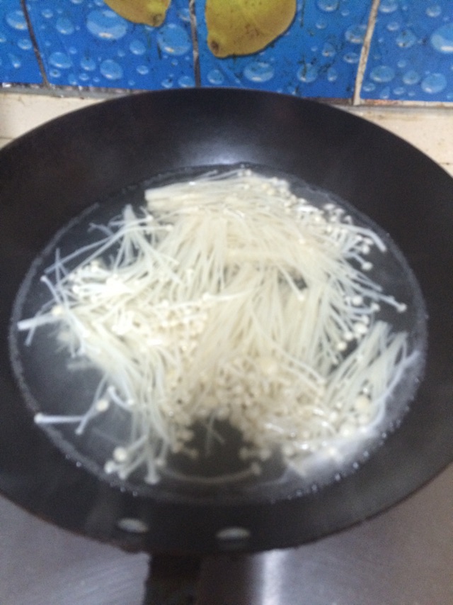金针菇炒培根的做法图解5