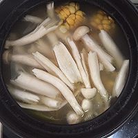 菌菇玉米羊肉汤的做法图解4