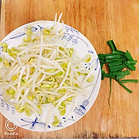 快手菜——黄豆芽炒百叶的做法图解3