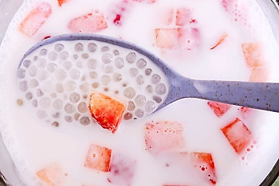 草莓椰奶西米露