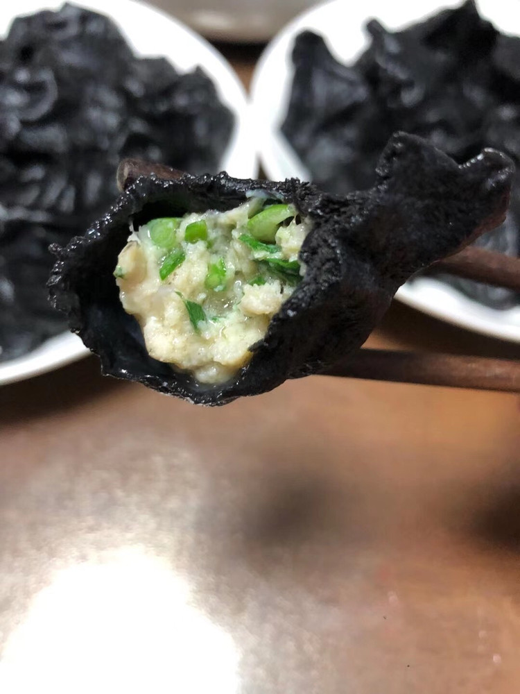 鲜掉眉毛的墨鱼饺子的做法