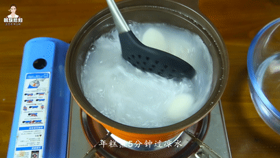 韩式鳀鱼年糕汤的做法图解2