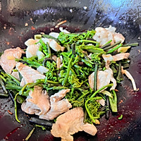 #菜油就选外婆乡，新鲜开榨抢先尝#猪肉炒野菜的做法图解4