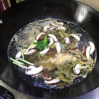 #花10分钟，做一道菜！#潮州咸酸菜香菇滚海鲈的做法图解6
