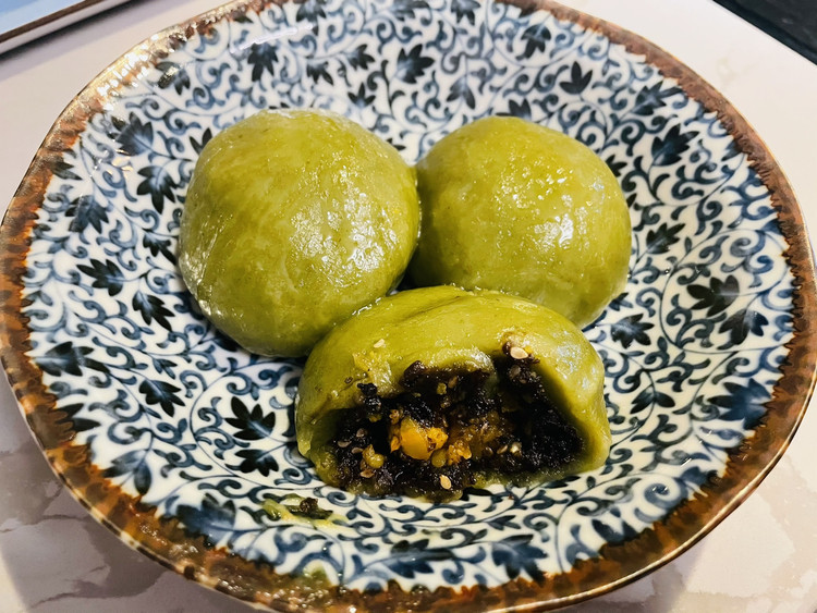 咸蛋黄芝麻青团的做法