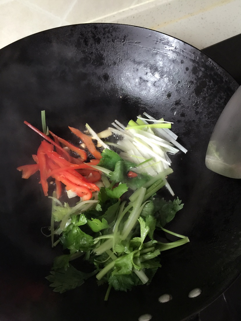香芹酸辣土豆丝的做法图解3