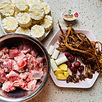 玉米菌菇排骨汤的做法图解1