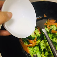 #一学就会快手菜#低脂低卡西兰花炒胡萝卜的做法图解7