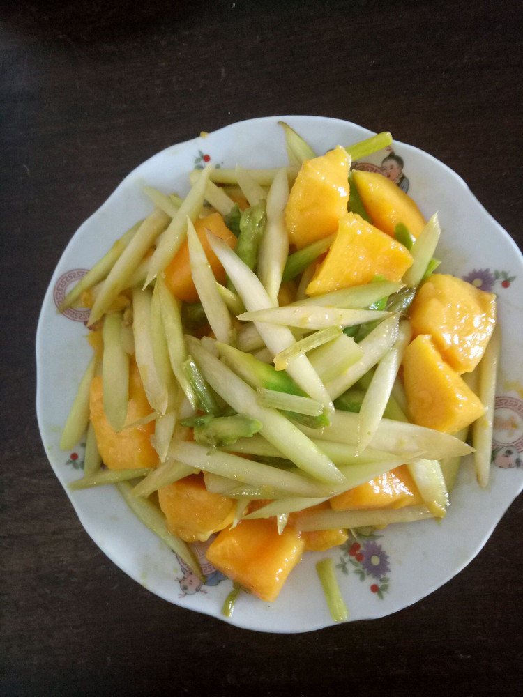 芦笋炒芒果，好吃又开胃的做法