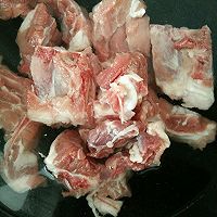 玉米莲子脊骨汤的做法图解1