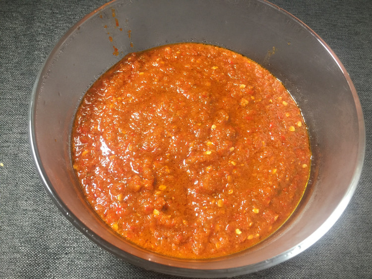 教你做简单辣椒酱，味道跟外面一模一样的，太下饭了的做法