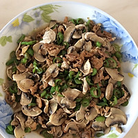 口菇炒肉的做法图解1