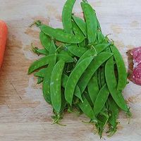 多彩荷兰豆炒肉的做法图解1