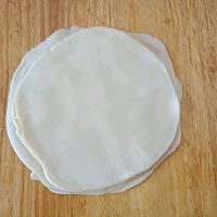 春卷（饺子皮做的饼皮比纸薄）的做法图解2
