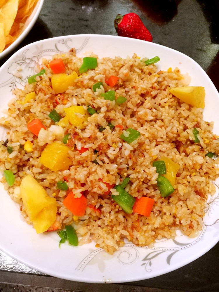 海鲜菠萝炒饭的做法