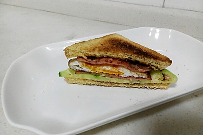 简易营养美味早餐：煎蛋火腿三明治