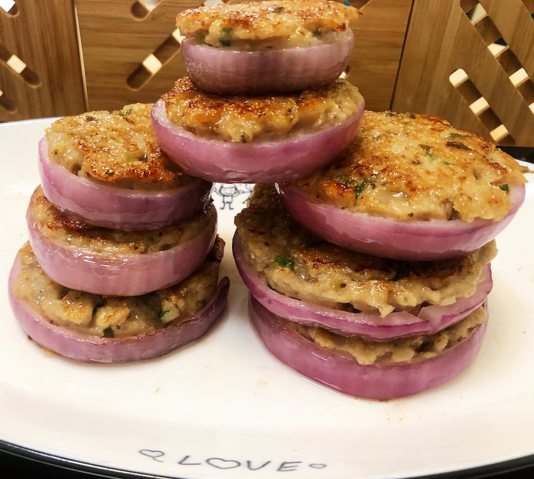 葱圈鲮鱼饼的做法