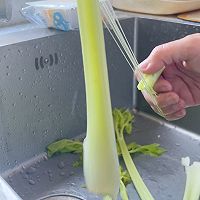 虾仁炒芹菜的做法图解1