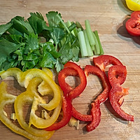 孜然芹菜彩椒炒素鸡胸肉的做法图解2