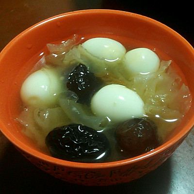 冬季鹧鸪蛋黑枣银耳汤