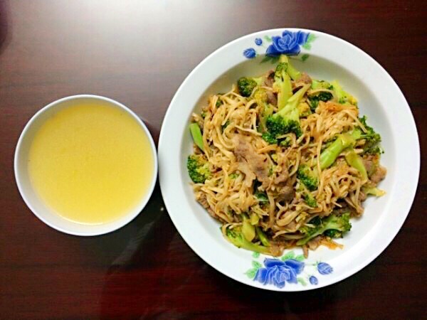 西兰花拌金针菇（汤）