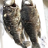 川菜家常烧鲫鱼的做法图解1
