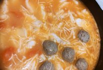 巴沙鱼金针菇牛肉丸番茄土豆汤的做法