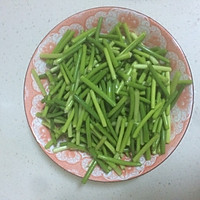 小炒蒜苔的做法图解1