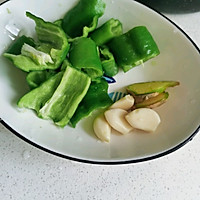 地锅鸡贴小饼的做法图解2