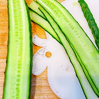 #以美食的名义说爱她#夏日黄瓜皮蛋花的做法图解3