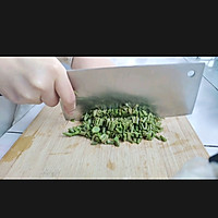 比肉还好吃的香椿炒鸡蛋的做法图解2