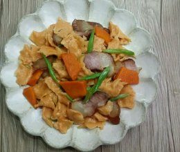 【蔓德拉的厨房】南瓜吃法之六~老南瓜腊肉炒疙瘩的做法