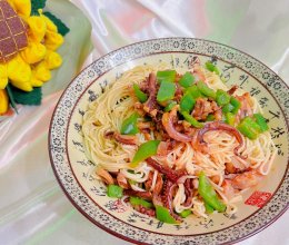 #夏至日，大口吃面#做面小能手为您奉上青椒鱿鱼拌面的做法