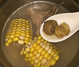栗子玉米骨头汤～超甜～的做法