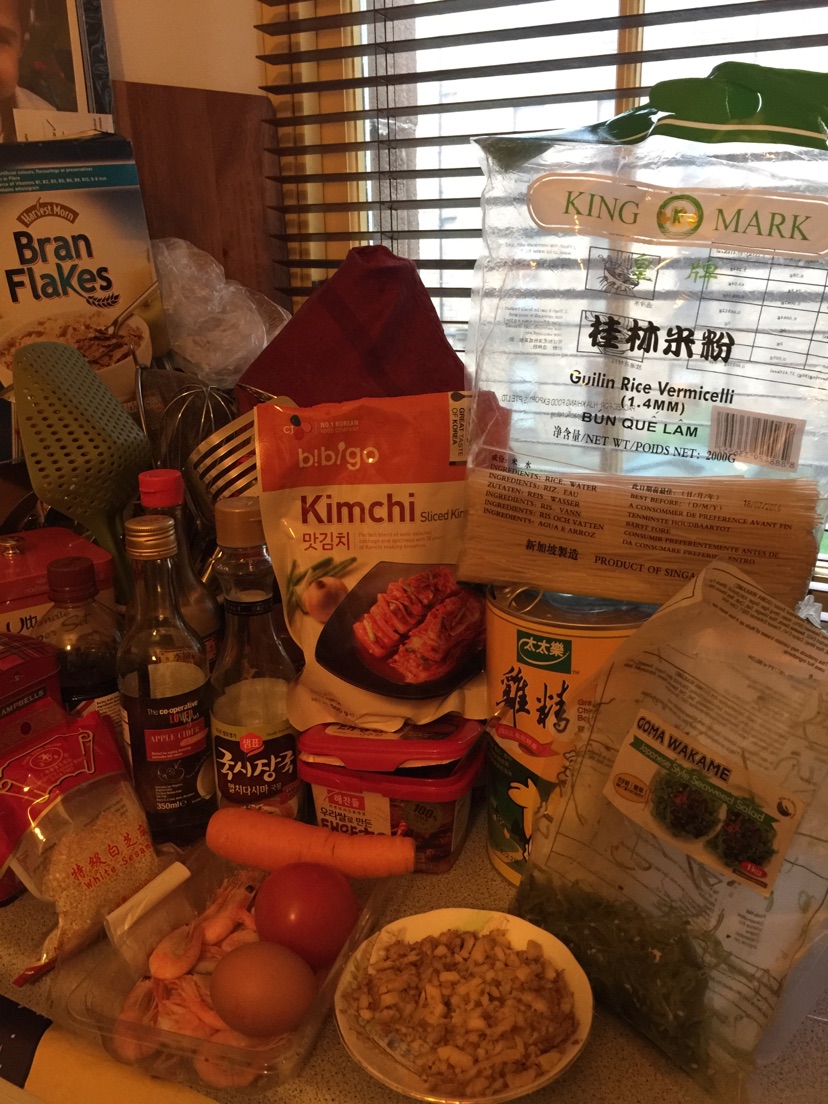 超级简单海鲜蔬菜热汤面的做法图解1