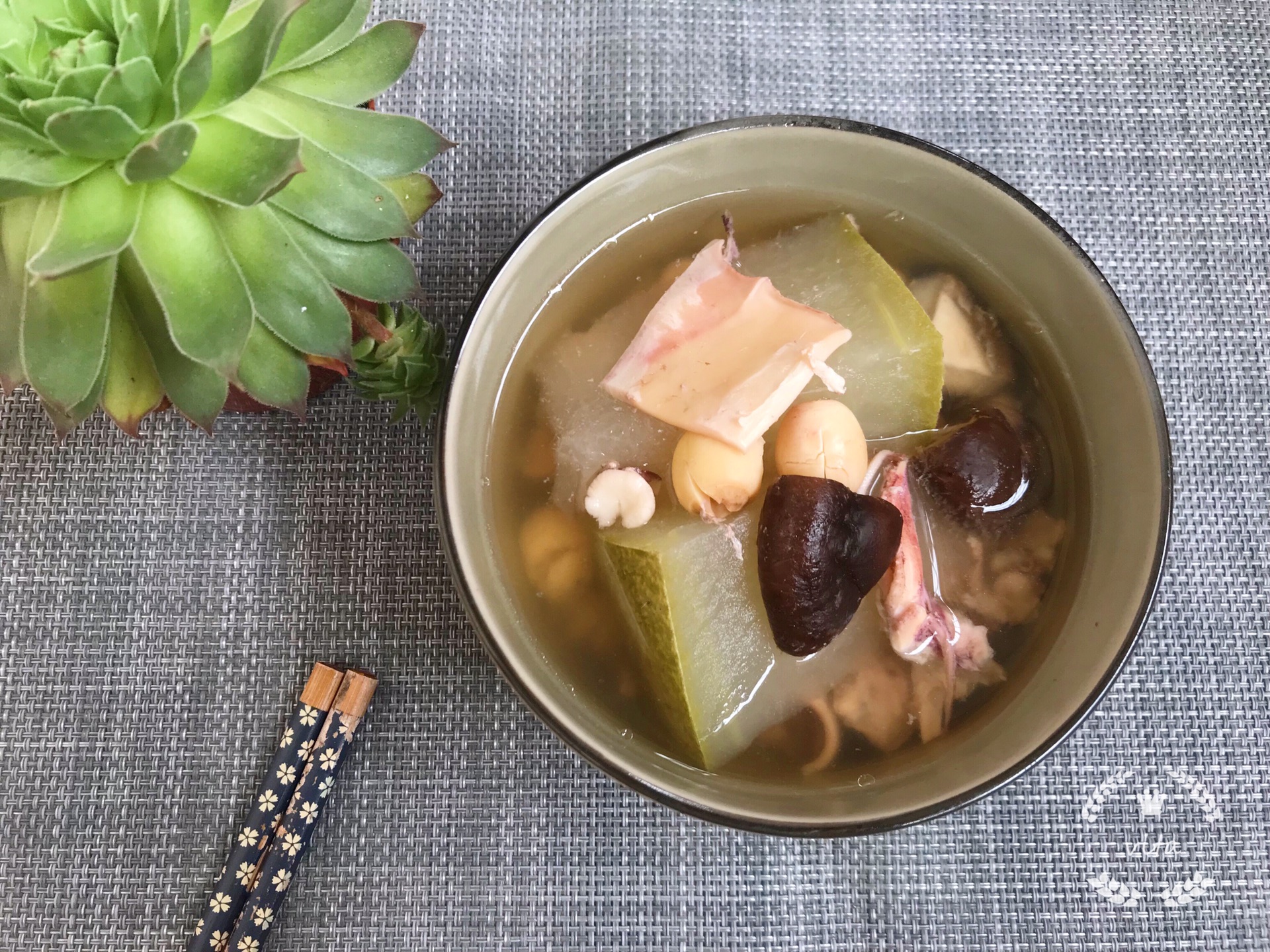 Stewed wax gourd with squid and lotus seed to relieve summer heat and thirst