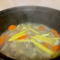 玉米笋胡萝卜山药排骨汤的做法图解7