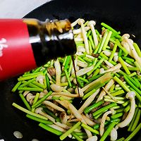 #金龙鱼橄调-橄想橄做#海鲜菇炒蒜苔的做法图解6