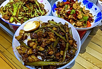 卤肉饭～红烧肉豆角的做法