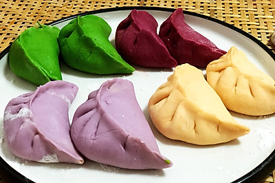 五彩斑斓的彩色饺子