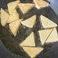 快手下饭的红烧豆腐，不放肉也很香的做法图解2