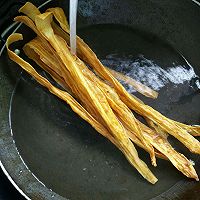 嚼劲十足炒腐竹的做法图解1