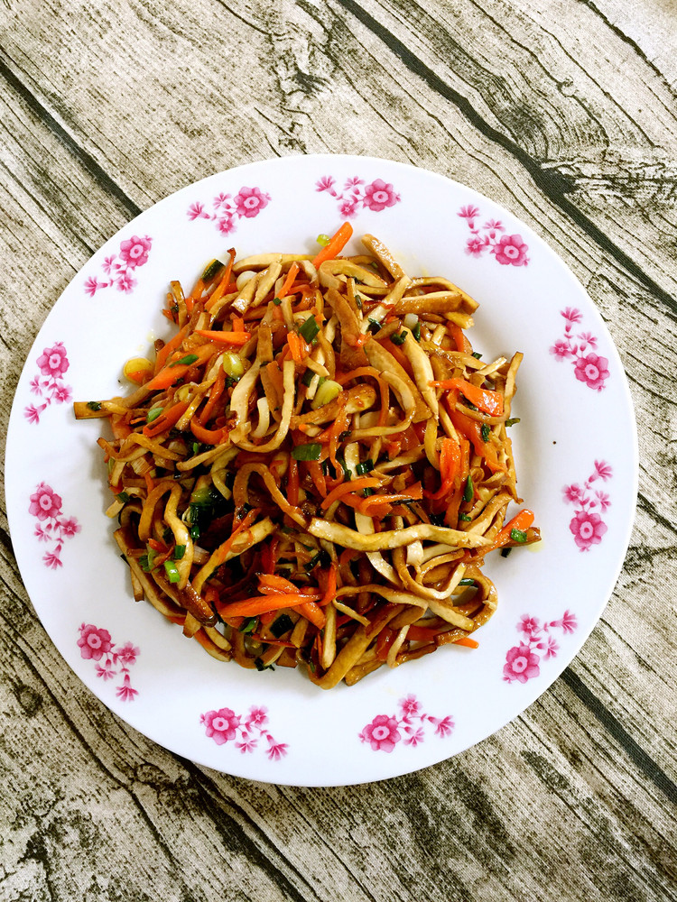 胡萝卜蚝油炒豆干的做法
