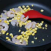 #让宝贝爱上每一顿饭#虾仁玉米炒饭的做法图解4