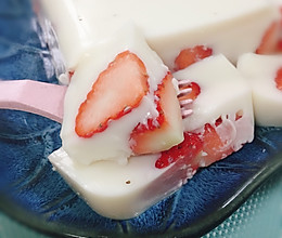 奶香浓郁的草莓冻冻的做法