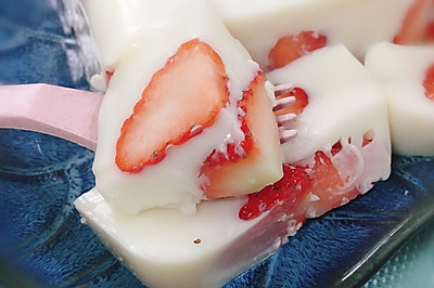 奶香浓郁的草莓冻冻