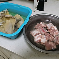 墨鱼烧排骨的做法图解1