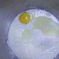 酸奶花型面包的做法图解1